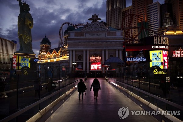 '코로나19 여파' 불 꺼진 라스베이거스 중심가 코로나19 여파로 미국 네바다 주 라스베이거스의 카지노가 사상 첫 휴장에 들어간 가운데 지난달 18일(현지시간) 라스베이거스 스트립 지역이 불이 꺼진 채 인적이 거의 끊겨 있는 모습.[연합뉴스 자료사진]