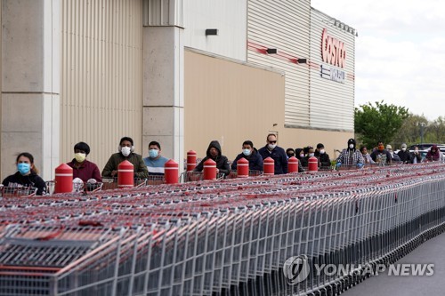 10일(현지시간) 미국 워싱턴DC에 있는 대형 할인점 코스트코의 한 매장 앞에서 마스크를 쓴 주민들이 입장 순서를 기다리고 있다.[사진=연합뉴스]