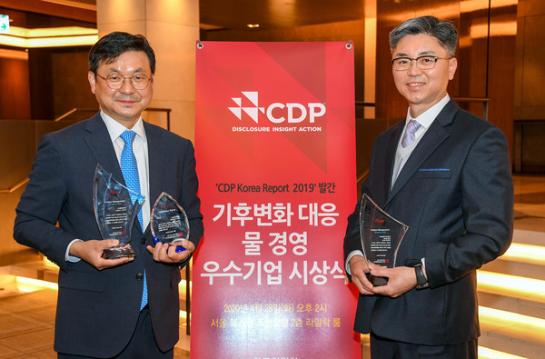 현대차와 기아차가 28일 글로벌 환경경영 인증기관인 '탄소정보공개 프로젝트(CDP)'가 실시한 2019년도 평가에서 국내 기업 중 평가점수 상위 5개사에만 주어지는 '탄소경영 아너스 클럽(Honors Club)'에 선정됐다. 최두하 현대차 상무(왼쪽)와 조정현 기아차 실장이 이날 시상식을 마치고 기념촬영을 하고 있다.[사진=현대∙기아자동차]