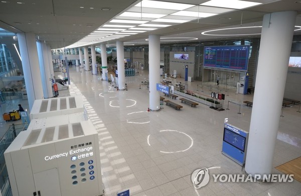 계속되는 코로나에 썰렁한 인천공항 2터미널 [연합뉴스 자료사진]