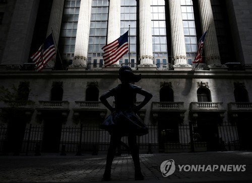 미국 뉴욕증권거래소(NYSE)와 그 앞에 선 '겁없는 소녀상'[사진=연합뉴스]