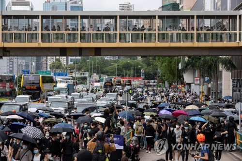 24일 중국의 홍콩보안법 제정 추진에 반대해 거리로 나선 홍콩 시민들[사진=연합뉴스]