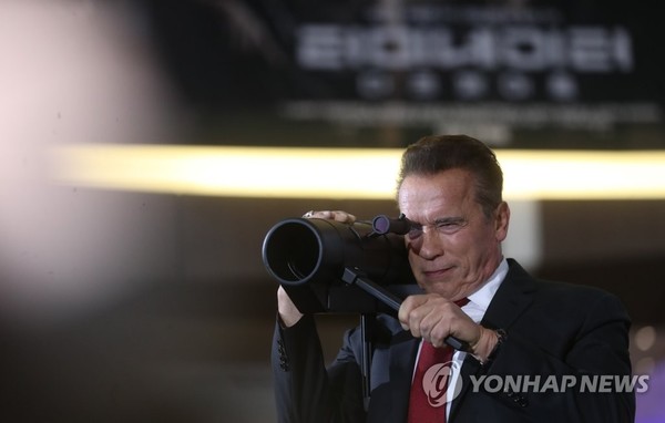 배우 아널드 슈워제네거가 지난해 10월 서울 여의도 IFC몰에서 열린 영화 터미네이터 다크페이트 레드카펫 행사에서 팬 이벤트에 참여하고 있다.[사진=연합뉴스]