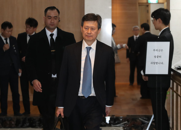 신동주 전 일본롯데홀딩스 부회장이 신격호 롯데그룹 명예회장의 빈소로 들어가고 있다. 