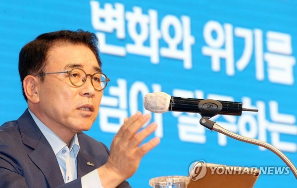 신한금융그룹, 2020 하반기 신한경영포럼 개최 (서울=연합뉴스) 지난 29일 신한은행 본점에서 조용병 회장이 '그룹 CEO 특강'을 하고 있다.신한금융그룹은 지난 27일부터 29일까지 3일간 조용병 회장을 비롯한 그룹 임원이 참석한 가운데 온라인·오프라인 혼합 운영 방식으로 '하반기 신한경영포럼'을 개최했다.