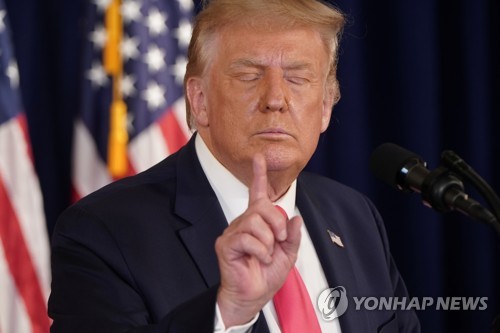 도널드 트럼프 미국 대통령이 8일(현지시간) 미국 뉴저지주 베드민스터 회견에서 추가 경기부양을 위한 행정명령에 서명했다. 사진은 회견 중의 트럼프 대통령[사진=로이터·연합뉴스]