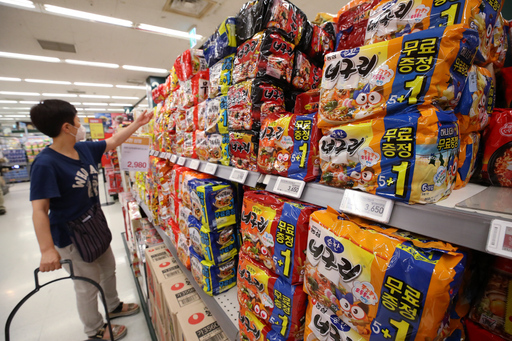 서울의 한 대형마트에 진열된 라면/사진=연합뉴스