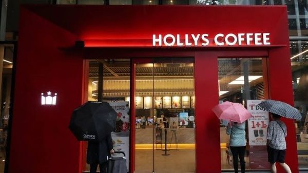 중앙방역대책본부가 확진자 방문지로 밝힌 서울 강남구 할리스커피 선릉역점 앞에서 시민들이 방역 완료 안내문을 읽고 있다. /사진=연합뉴스