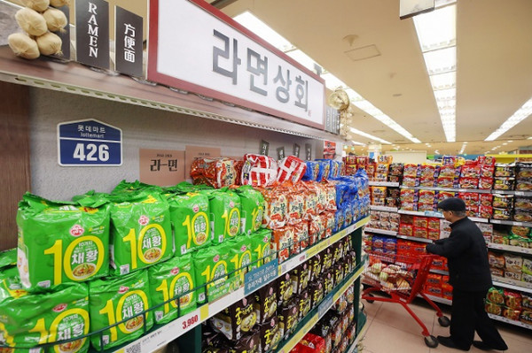 서울의 한 대형마트 라면코너[사진=연합뉴스]