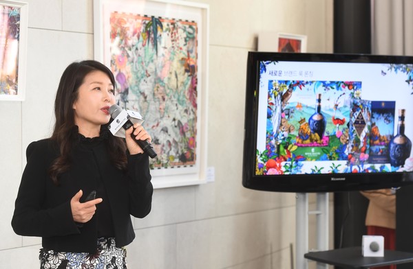 김경연 페르노리카 코리아 몰트 앤 럭셔리 브랜드 마케팅 이사가 4일 오전 서울 중구 반얀트리 클럽 앤 스파 서울에서 열린 기자간담회에서 ‘로얄살루트 21년 몰트’와 혁신적인 ‘로얄살루트 컨템포러리 아트 전시회’의 의미를 소개하고 있다.