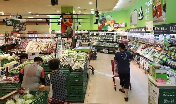 서울 시내 한 대형마트 신선식품 판매대에서 시민들이 장을 보고 있다. [사진=연합뉴스]