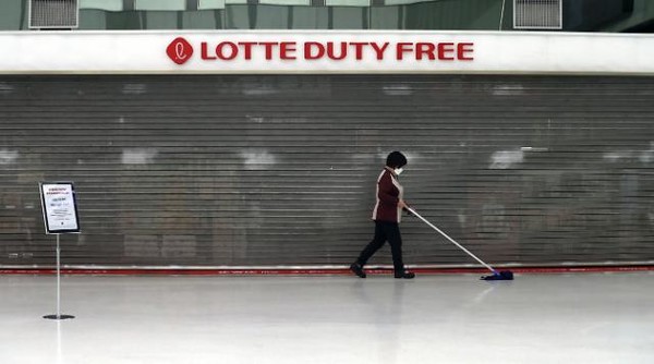 서울 강서구 김포국제공항 국제선 내 롯데면세점의 셔터가 내려져 있다. 사진은 기사와 무관[사진=연합뉴스]