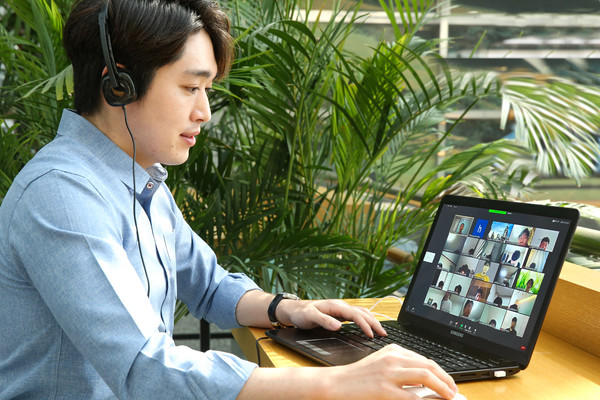 현대제철 한 직원이 '홈런' 교육을 수강하고 있다.[사진=현대제철]