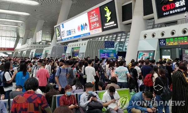 1~8일 국경절 연휴로 북적이는 항저우 기차역의 모습. [사진=연합뉴스]