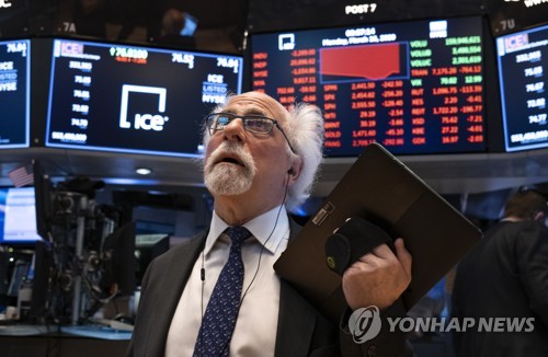 미국 뉴욕증권거래소(NYSE)에서 한 중개인이 시황 모니터를 바라보고 있다.[사진=AP·연합뉴스]