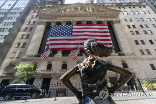 미국 뉴욕증권거래소(NYSE)를 바라보는 듯 서 있는 '겁 없는 소녀상'[사진=AP·연합뉴스]