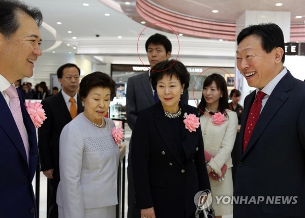2016년 3월 일본 도쿄에서 열린 롯데면세점 긴자 매장 개점식에 참석한 신동빈 롯데그룹 회장(맨 오른쪽), 아들 유열 씨와 며느리(붉은 원). 사진=연합뉴스