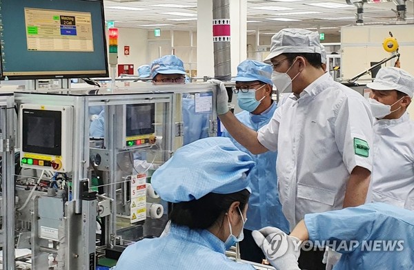 이재용 삼성전자 부회장이 지난 20~21일(현지시간) 베트남 하노이 인근 삼성 복합단지를 찾아 스마트폰 생산공장 등을 점검하고 있다.[사진=연합뉴스]