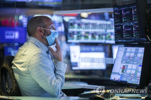 28일(현지시간) 미국 뉴욕증권거래소(NYSE)에서 한 트레이더가 모니터를 주시하고 있다.[사진=AP·연합뉴스]