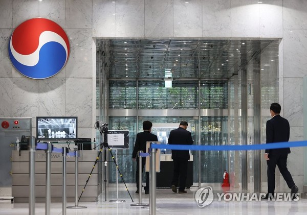 산은, 한진칼에 8천억 투입 (서울=연합뉴스) 이지은 기자 = 한진칼 이사회가 열린 16일 오전 서울 중구 대한항공 서소문 사옥에서 관계자가 이동하고 있다. 이날 산업은행이 대한항공의 아시아나항공 인수 추진을 위해 8천억원을 투입하기로 했다. 산은이 대한항공 모회사인 한진칼에 제3자 배정 유상증자로 5천억원을 투입하고, 3천억원 규모의 교환사채(EB)를 인수하는 방식이다.