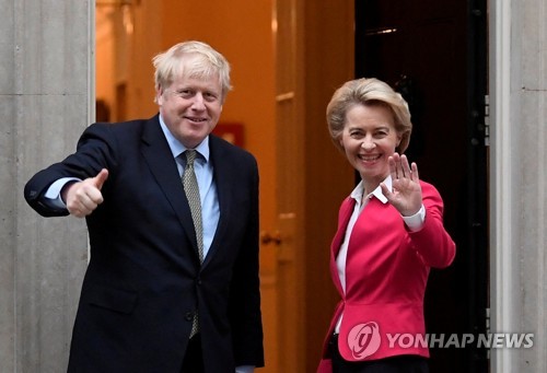 지난 1월 영국 런던에서 만난 보리스 존슨 영국 총리(왼쪽)와 우르줄라 폰데어라이엔 유럽연합(EU) 집행위원장[사진=로이터·연합뉴스]