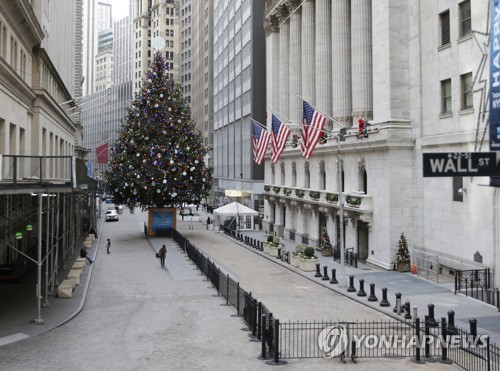 미국 뉴욕증권거래소(NYSE) 앞에 설치된 대형 크리스마스 트리[사진=UPI·연합뉴스]