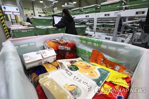 대세로 자리 잡아가는 온라인 장보기 지난 7일 서울 노원구 롯데마트 중계점 집하장에서 온라인 주문 상품들에 대한 분류작업이 이뤄지고 있는 모습. [연합뉴스 자료사진]