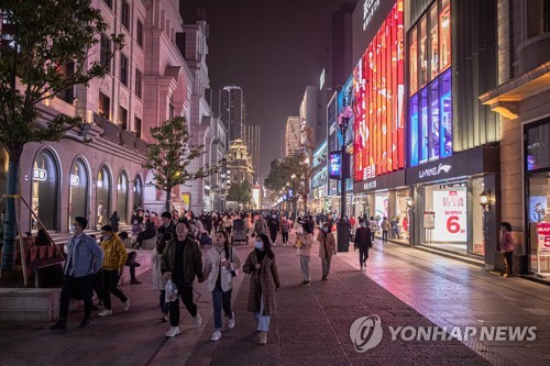 지난 28일 코로나19 팬데믹 사태 진원지인 중국 우한의 한 상점가[사진=EPA·연합뉴스]