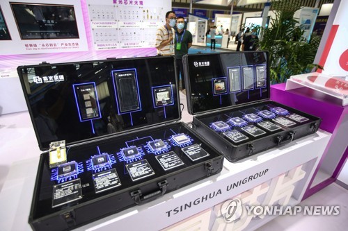 지난달 중국 난징에서 열린 2020 세계반도체대회 전시관에 중국 국영 반도체업체 칭화유니그룹의 반도체가 전시돼 있다. [사진=연합뉴스]