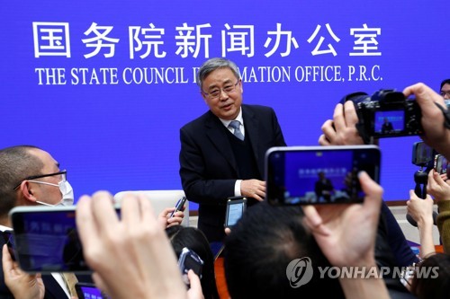 궈슈칭 중국 은행보험감독위원회(CBIRC) 주석이 2일 중국 베이징에서 기자회견을 한 뒤 질문을 받고 있다.[사진=로이터·연합뉴스]