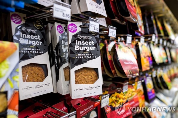2017년 스위스 제네바에 있는 한 슈퍼마켓에 식용 곤충을 재료로 한 제품이 진열돼 있다. [Fabrice COFFRINI / AFP=연합뉴스 자료사진]