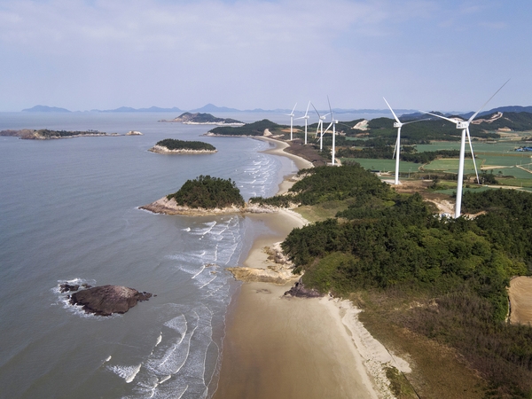전남 신안군 자은도 해변에 설치된 풍력발전 설비 /사진=신안군