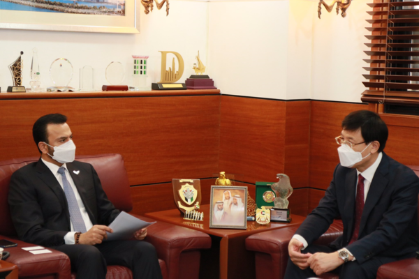 서울 용산구 한남동에 있는 주한아랍에미리트(UAE) 대사관에서 이야기를 나누고 있는 이혜주 현대건설 전무(오른쪽)와 압둘라 사이프 알 누아이미(Abdullah Saif Al Nuaimi) 주한UAE 대사 /사진=주한UAE대사관