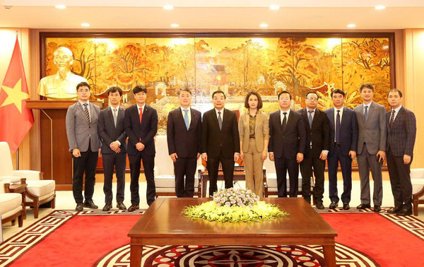 지난 8일 베트남 하노이시 인민위원회를 방문한 송정호 롯데프라퍼티스하노이 법인장 일행 /사진=하노이시