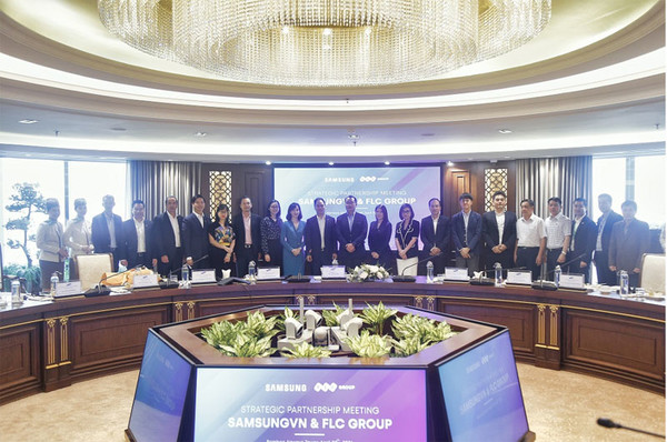 지난 8일 삼성전자 베트남 법인인 삼성 비나와 베트남 FLC그룹의 전략적 협력 회의 참가자들이 기념촬영을 하고 있다. /사진=FLC그룹, 삼성 비나