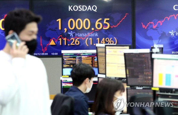 코스닥 1,000선 돌파…20년 7개월만(서울=연합뉴스) 백승렬 기자 = 코스닥지수가 20년 7개월 만에 1,000선을 넘어섰다. 12일 코스닥지수는 전장보다 11.26포인트(1.14%) 오른 1,000.65로 마감했다. 코스닥지수가 종가 기준으로 1,000선을 웃돈 것은 정보기술(IT)주 붐이 일었던 시기인 2000년 9월 14일(1,020.70) 이후 20년 7개월 만이다. 장중 기준으로는 올해 1월 27일 이후 2개월여 만이다. 사진은 이날 서울 중구 하나은행 본점 딜링룸.
