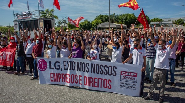 12일(현지시각)부터 총파업에 돌입한 LG전자 브라질 타우바테 공장 노동자들이 보상을 요구하며 시위를 벌이고 있다. /사진=Sindmetau