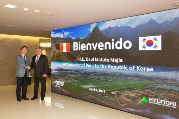 지난 9일 서울 중구 계동 사옥에서 다울 마투테 주한페루대사를 영접한 윤영준 현대건설 사장 /사진=현대건설