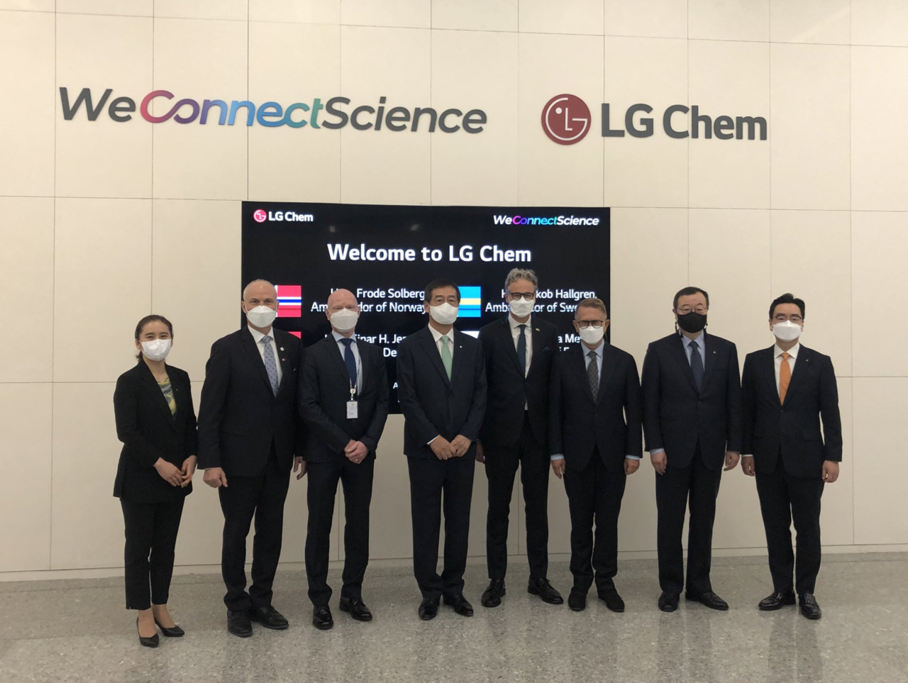 26일 오전 주한 북유럽 4개국(노르웨이·덴마크·스웨덴·핀란드) 대사를 접견한 신학철 LG화학 대표이사 부회장(왼쪽 넷째)이 대사들과 기념촬영을 하고 있다. /사진=주한덴마크대사관