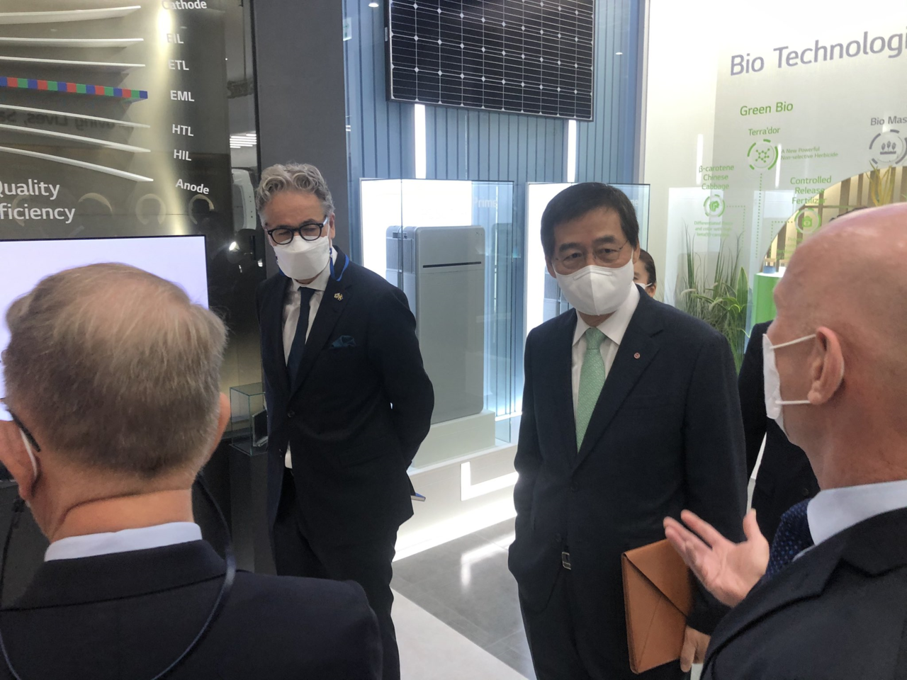 26일 오전 ​주한 북유럽 4개국(노르웨이·덴마크·스웨덴·핀란드) 대사를 접견한 신학철 LG화학 대표이사 부회장(오른쪽부터 둘째)이 대사들과 탄소 중립 등에 대해 이야기를 나누고 있다. 