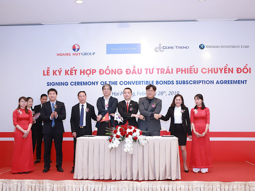 지난 2019년 2월 베트남 '호앙 후이 인베스트먼트앤드파이낸셜 서비스(TCH)' 전환사채(CB)에 대한 투자 협약식에 참석한 신한은행과 산한금융투자, 밸류시스템자산운용, 코어 트렌드 인베스트먼트 관계자들이 기념촬영을 하고 있다. /사진=TCH