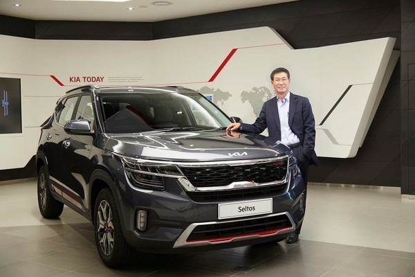 기아의 새로운 로고를 단 스포츠유티리티차(SUV) 셀토스와 함께 서 있는 심국현 기아 인도법인장. /사진=기아 인도법인
