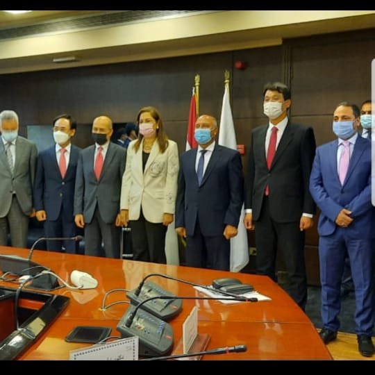 28일(현지시각) 이집트 국립철도산업회사(NRIC)와 도시철도 전동차 800대 현지 생산 양해각서를 체결한 뒤 기념촬영하고 있는 이용배 현대로템 사장(왼쪽 둘째) /사진=이집트 교통부