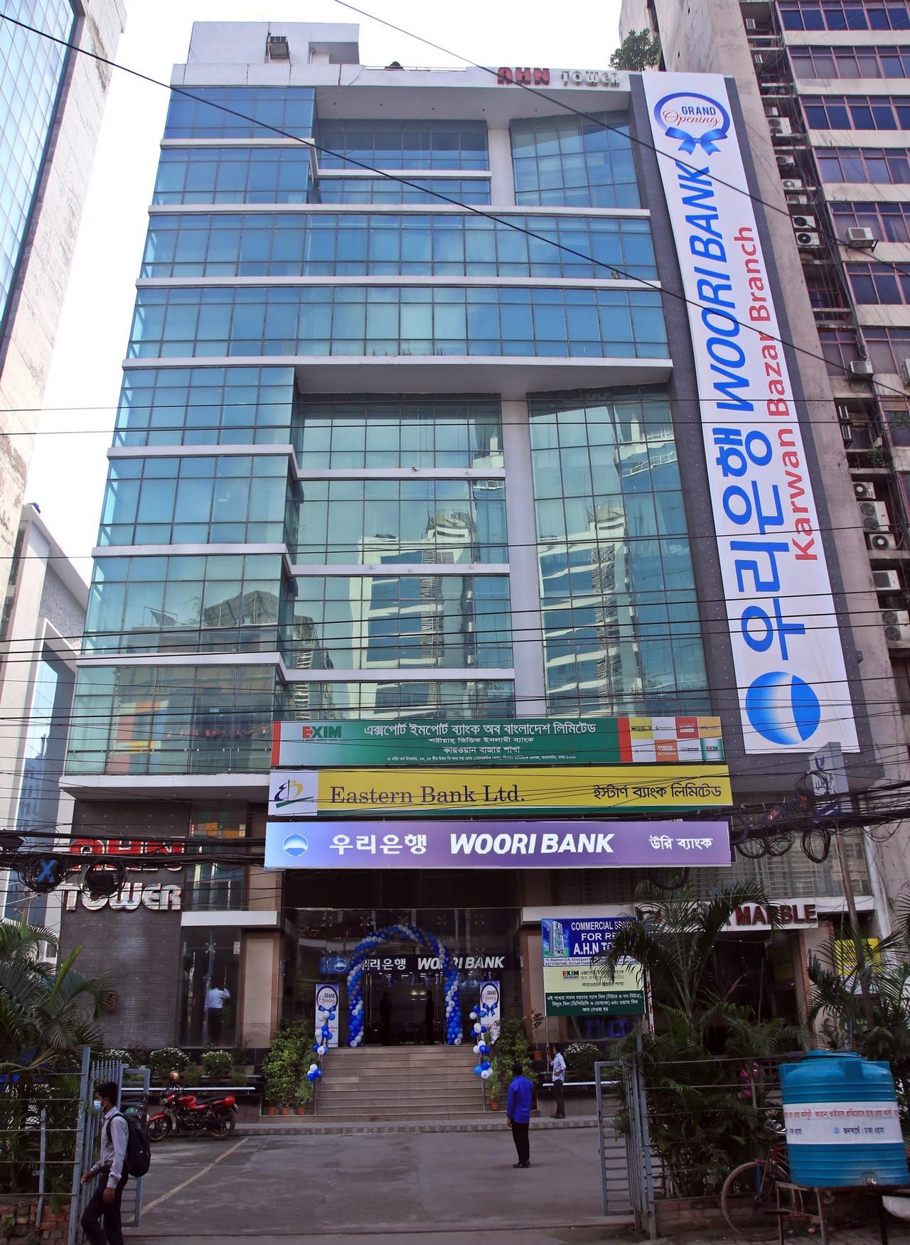 방글라데시 카르완 바자르의 우리은행 지점 모습. 간판에 한글로 새겨진 '우리은행'이라는 네 글자가 선명하다. /사진=우리은행 방글라데시