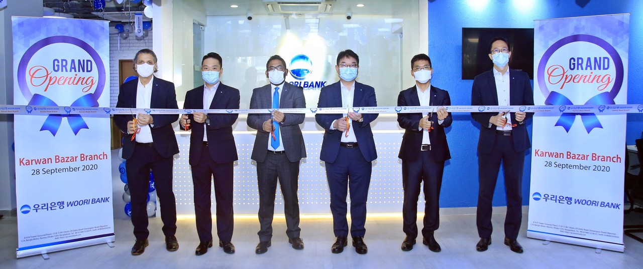지난해 9월 28일(현지시각) 방글라데시 카르완 바자르 출장소 개소식에서 기념 테이프 커팅을 하고 있는 우리은행 관계자들. /사진=우리은행 방글라데시