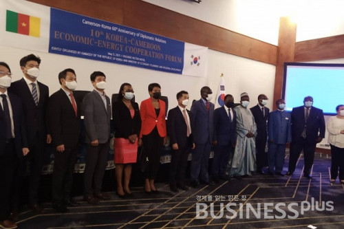 5일(현지시각) 카메룬 수도 야운데에서 열린 제10차 한국-카메룬 경제·에너지 협력 포럼 참석자들이 기념 촬영을 하고 있다. /사진=아베스티어 오 카메룬