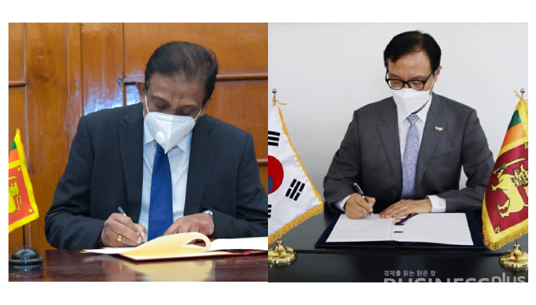 10일(현지시각) 스리랑카에 대한 한국의 5억달러 규모 유상원조 기본합의서에 서명하는 S. R. 애티갤 스리랑카 재무부 장관(왼쪽)과 정운진 주스리랑카 한국대사 /사진=스리랑카 재무부, 주스리랑카 한국대사관