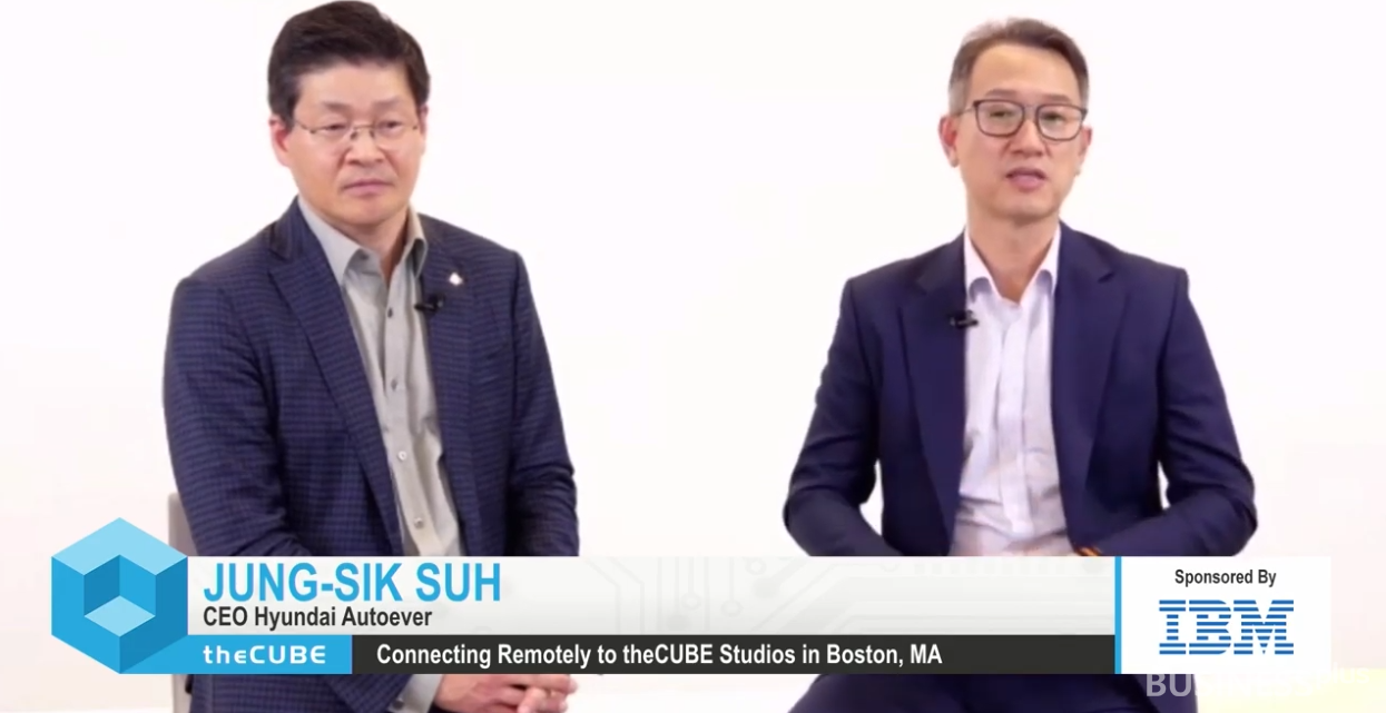 지난 12일(현지시각) 송기홍 한국IBM 사장(왼쪽)과 온라인으로 진행된 IBM 씽크(Think) 2021 행사에서 인터뷰하는 서정식 현대오토에버 대표이사 /사진=The CUBE 유튜브 갈무리