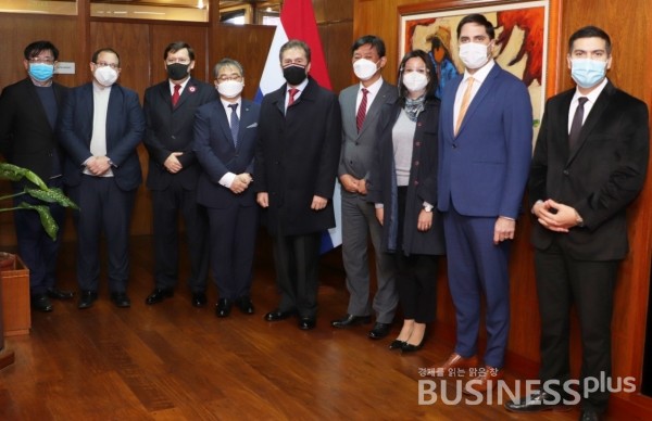 13일(현지시간) 파라과이 수도 아운시온에 있는 파라과이 산업통상부를 방문한 현대엔지니어링과 한국해외인프라도시개발지원공사 관계자들이 기념촬영을 하고 있다. /사진=파라과이 산업통상부