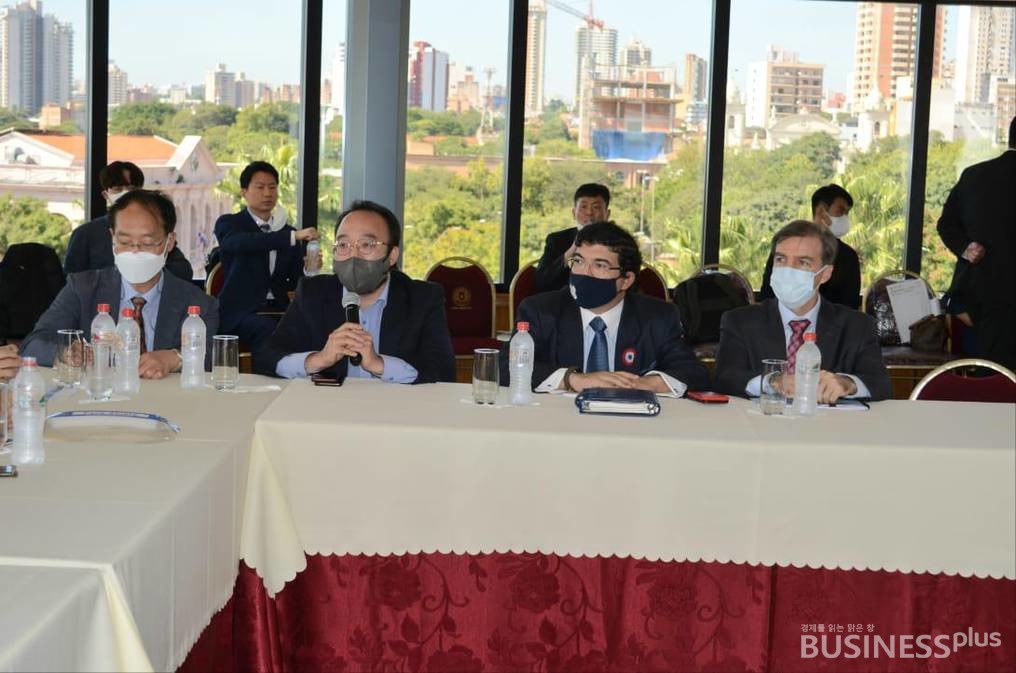 ​13일(현지시간) 파라과이 정부 관계자에 아순시온-이파카라이 경전철 사업 타당성 조사 결과에 대해 설명하는 현대엔지니어링과 한국해외인프라도시개발지원공사 관계자. /사진=파라과이 산업통상부